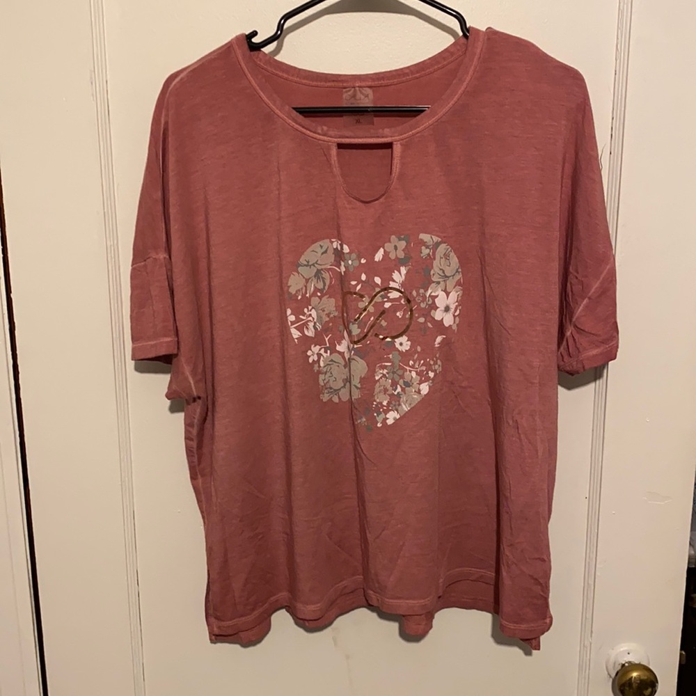 CALIA by Carrie Underwood athletic short sleeve with keyhole neckline and heart - Picture 1 of 8